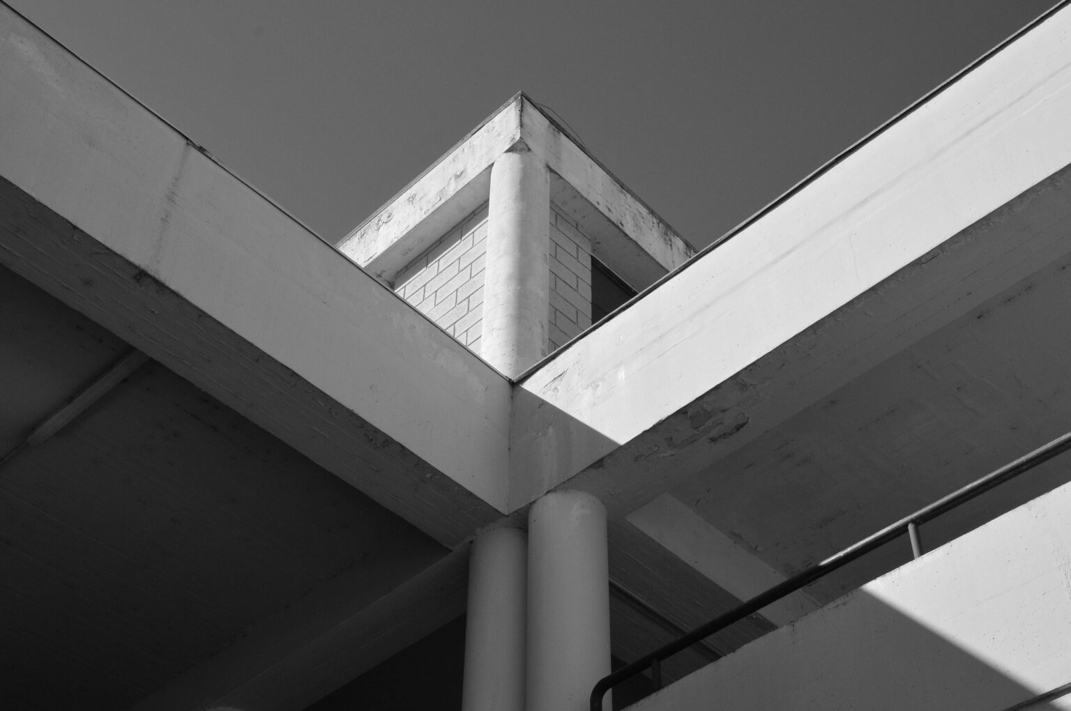 Estructura de concreto vista desde abajo